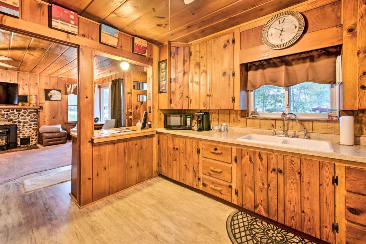 East Tawas Cabin With Deck, Backyard And Fire Pit! Dış mekan fotoğraf
