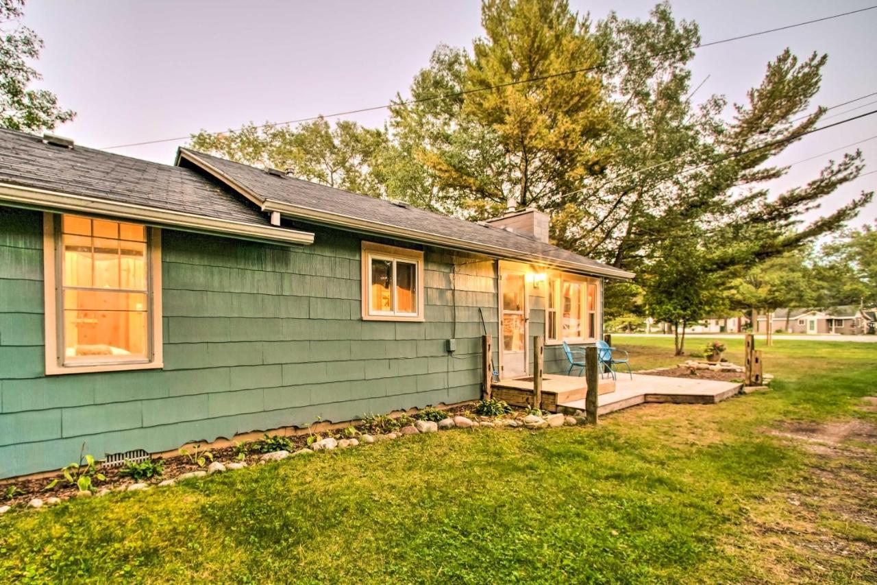 East Tawas Cabin With Deck, Backyard And Fire Pit! Dış mekan fotoğraf