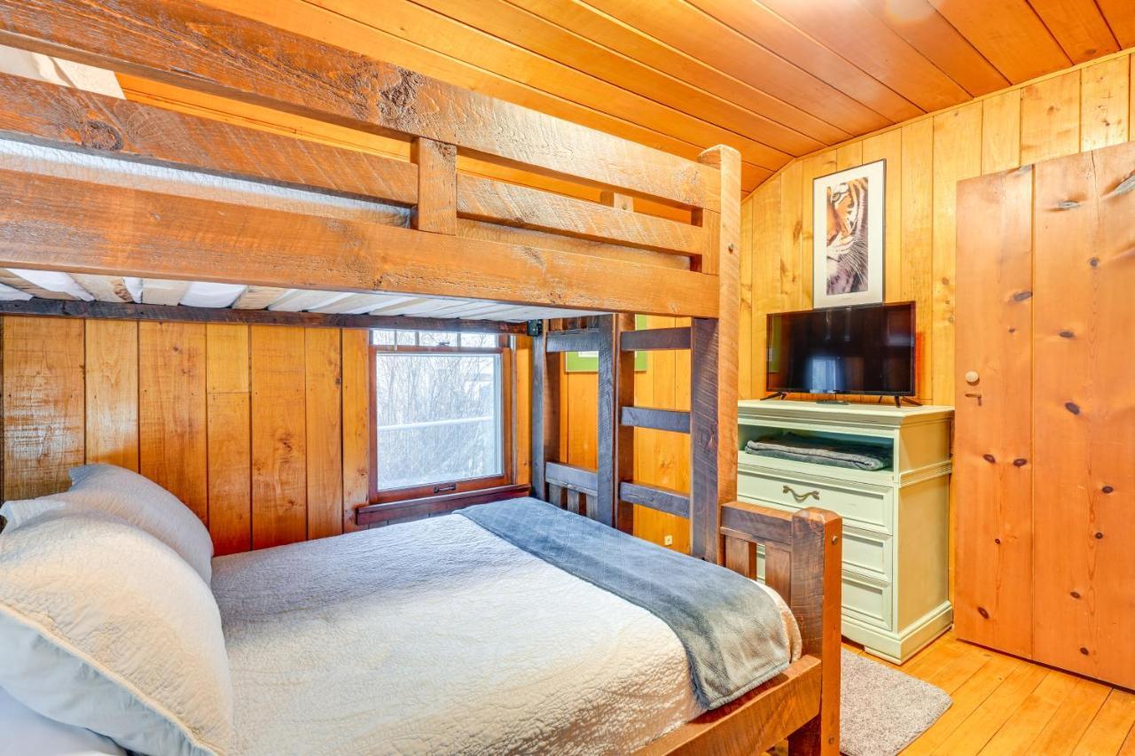 East Tawas Cabin With Deck, Backyard And Fire Pit! Dış mekan fotoğraf